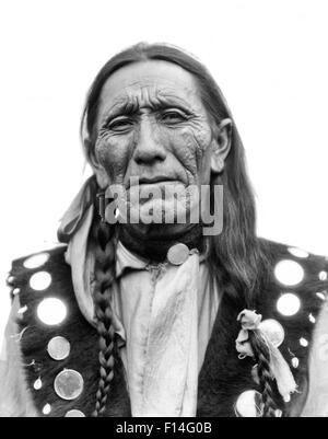 1920ER JAHRE PORTRAIT INDIANISCHEN MANN CHEROKEE STAMM BLICK IN DIE KAMERA Stockfoto