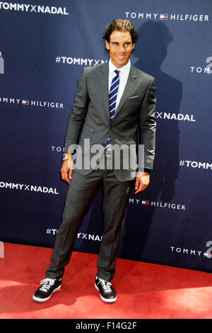 New York City. 25. August 2015. Rafael Nadal besucht die Tommy Hilfiger und Rafael Nadal Global Brand Ambassador Launch am Bryant Park am 25. August 2015 in New York City. © Dpa/Alamy Live-Nachrichten Stockfoto