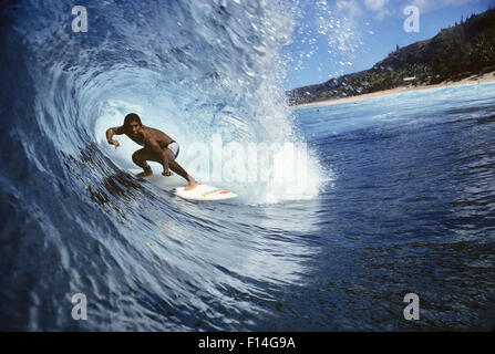 1980ER JAHRE MANN SURFEN IN CURL WELLE HAWAII USA Stockfoto