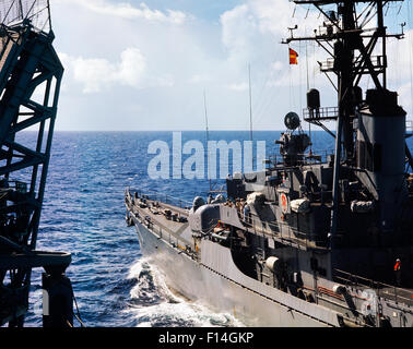 1970ER JAHREN US NAVY SCHIFFE AUF HOHER SEE Stockfoto