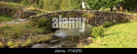 Sommer, Lastesel Steinbrücke über Watendlath Beck, Watendlath Tarn, Nationalpark Lake District, Cumbria, England, UK Stockfoto