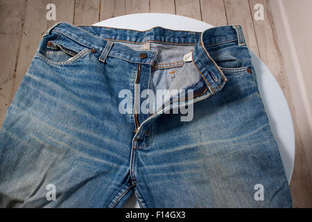 Detail der Reißverschluss auf einem abgenutzten paar Jeans von Levi Stockfoto