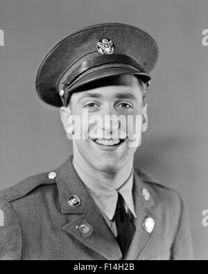 1940ER JAHRE PORTRAIT LÄCHELND MANN SOLDAT IN ARMY UNIFORM BLICK IN DIE KAMERA Stockfoto