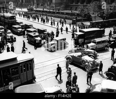 1930ER JAHREN BELEBTEN KREUZUNG FIFTH AVENUE UND 42. STRAßE MIT TRAFFIC JAM & VIELE FUßGÄNGER NEW YORK CITY USA Stockfoto