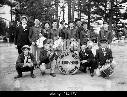 OUTDOOR-GRUPPENBILD DER JAHRHUNDERTWENDE DRUM CORPS FLÖTISTEN IN DER HINTEREN REIHE Stockfoto