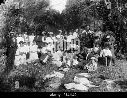 1890ER JAHRHUNDERTWENDE DES JAHRHUNDERTS GRUPPENBILD AUF RASEN AFRICAN AMERICAN KINDER ERWACHSENE FAMILIE TRINKEN EINIGE WEIN BIER Stockfoto