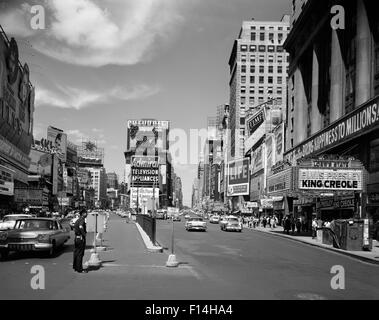 1950ER JAHRE AUSSEHENDE NORTH BROADWAY VOM TIMES SQUARE ENTFERNT, DUFFY SQUARE KING CREOLE ON FILM FESTZELT MANHATTAN NEW YORK CITY USA HINAUF Stockfoto