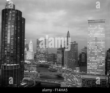 1960ER JAHRE CHICAGO RIVER BRÜCKEN UND DIE SKYLINE DER INNENSTADT BEI DÄMMERUNG CHICAGO IL USA Stockfoto