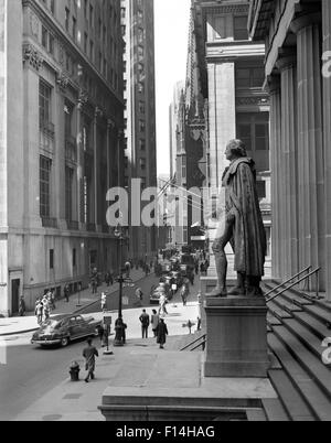 1950ER JAHRE WALL STREET VON STUFEN DES FEDERAL HALL NATIONAL MEMORIAL BLICK AUF TRINITY KIRCHE IN NEW YORK CITY USA Stockfoto