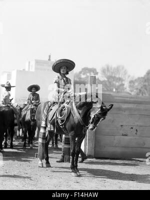 1930ER JAHREN FRAU SITZT AM PFERD TRAGEN TRADITIONELLE CHINA TRGT KOSTÜM MEXIKO-STADT MEXIKO Stockfoto