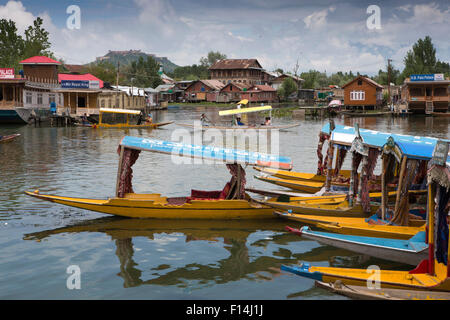 Indien, Jammu & Kaschmir, Srinagar, Shikara Taxi-Boote auf Dal Lake mit Hari Parbat Fort hinter Stockfoto