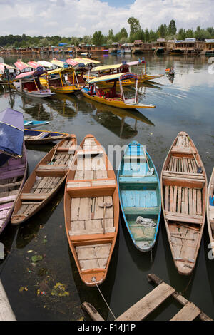 Indien, Jammu & Kaschmir, Srinagar, Shikara Taxi-Boote auf Dal-See Stockfoto