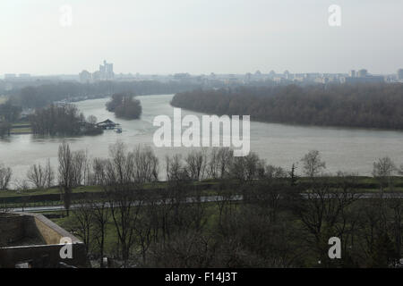 Der Zusammenfluss von Save und Donau in Belgrad, Serbien. Wasserwege sind von Kalemegdan Festung gesehen. Stockfoto