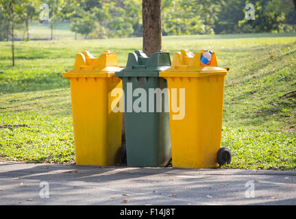 Recycling-Behälter in den park Stockfoto