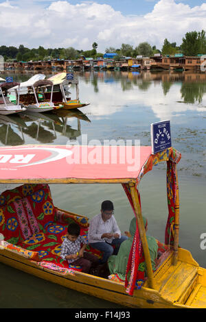 Indien, Jammu & Kaschmir, Srinagar, Familie in Shikara-Taxi-Boote auf Dal-See Stockfoto