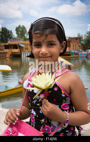 Indien, Jammu & Kaschmir, Srinagar, Dal Lake, junges Mädchen aus Delhi-Familie in den Urlaub, die Lotusblume Stockfoto