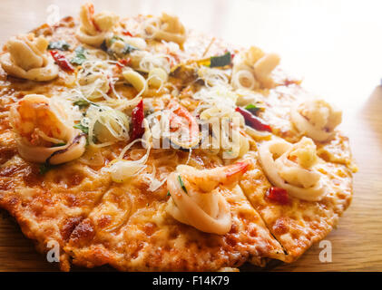 Würzige Pizza Meeresfrüchte auf Holztisch Stockfoto