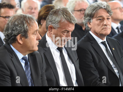 UEFA-Präsident Michel Platini (l-R), Präsident Wolfgang Niersbach und Präsident des VfB Stuttgart Bernd Wahler Teilnahme an der Trauerfeier für Gerhard Mayer-Vorfelder: der ehemalige Präsident der Stuttgarter Fußballverein und deutschen Fußballverband in der Domkirche St. Eberhard in Stuttgart 27. August 2015 Foto: ULI DECK/Dpa Stockfoto