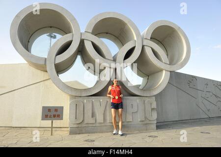 Peking, China. 27. August 2015. Frauen 400m Hürden Goldmedaillengewinner Zuzana Hejnova der Tschechischen Republik mit ihrer Medaille von der Leichtathletik-Weltmeisterschaft in Peking, China, 26. August 2015 darstellt. © Tibor Alfoldi/CTK Foto/Alamy Live-Nachrichten Stockfoto