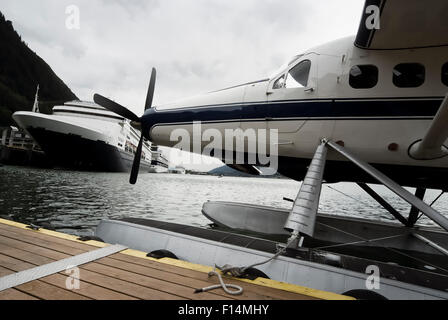 Wasserflugzeug und Kreuzfahrt Schiffe entlang der Pier in Juneau, Alaska Stockfoto