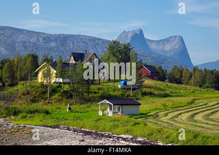 Eidetind Granit Berg in der Nähe von Bodo, Arktis Norwegen nahe E6 in der Nähe von Efjord Stockfoto