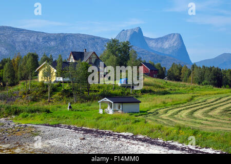 Eidetind Granit Berg in der Nähe von Bodo, Arktis Norwegen nahe E6 in der Nähe von Efjord Stockfoto