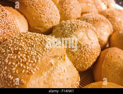 Komposition mit Brot und Brötchen auf dem display Stockfoto