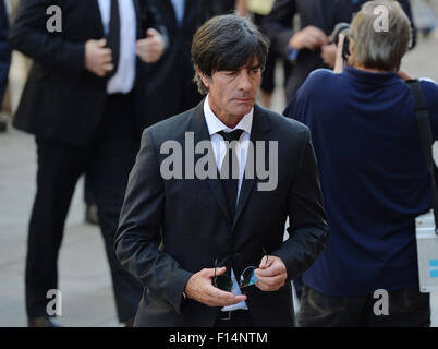 Stuttgart, Deutschland. 27. August 2015. Die Trainer der deutschen Fußball Nationalmannschaft Joachim Loew nimmt an der Trauerfeier für Gerhard Mayer-Vorfelder: der ehemalige Präsident der Stuttgarter Fußballverein und deutschen Fußballverband in der Domkirche St. Kredit: Dpa picture-Alliance/Alamy Live News Stockfoto