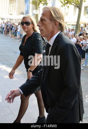 Stuttgart, Deutschland. 27. August 2015. Fußball-Trainer Christoph Daum mit Frau Angelica Camm-Daum besuchen die Trauerfeier für Gerhard Mayer-Vorfelder: der ehemalige Präsident der Stuttgarter Fußballverein und deutschen Fußballverband in der Domkirche St. Kredit: Dpa picture-Alliance/Alamy Live News Stockfoto