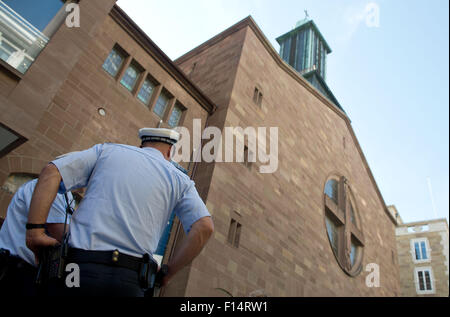 Stuttgart, Deutschland. 27. August 2015. Polizei stehen außerhalb der die Domkirche St. Kredit: Dpa picture-Alliance/Alamy Live News Stockfoto