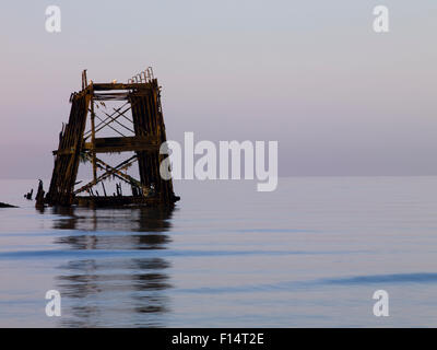 Bestandteil des verlassenen West Pier von Brighton, Sonnenaufgang, ruhige See Stockfoto