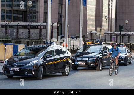 Schwarze Taxis warten auf Kunden in der Stadtstraße von Brüssel, Belgien Stockfoto