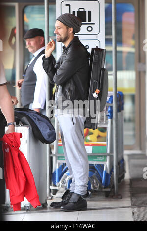 David Garrett Rauchen einer Zigarette außerhalb am Flughafen Tegel vor dem Fang eines Fluges nach Frankfurt/Main mit: David Garrett Where: Berlin, Deutschland bei: 26. Juni 2015 Stockfoto