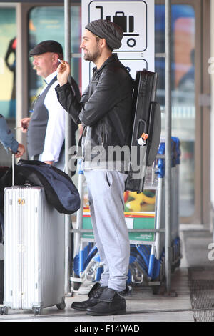 David Garrett Rauchen einer Zigarette außerhalb am Flughafen Tegel vor dem Fang eines Fluges nach Frankfurt/Main mit: David Garrett Where: Berlin, Deutschland bei: 26. Juni 2015 Stockfoto