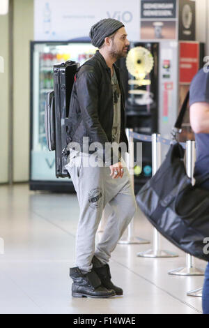 David Garrett Rauchen einer Zigarette außerhalb am Flughafen Tegel vor dem Fang eines Fluges nach Frankfurt/Main mit: David Garrett Where: Berlin, Deutschland bei: 26. Juni 2015 Stockfoto