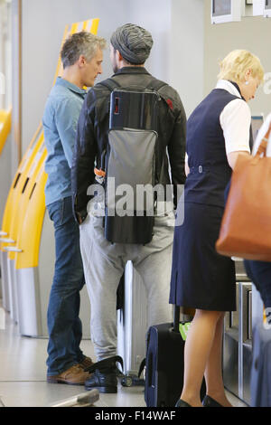 David Garrett Rauchen einer Zigarette außerhalb am Flughafen Tegel vor dem Fang eines Fluges nach Frankfurt/Main mit: David Garrett Where: Berlin, Deutschland bei: 26. Juni 2015 Stockfoto