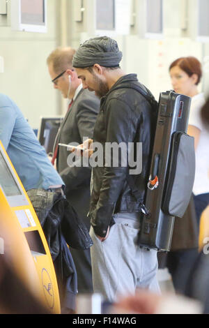 David Garrett Rauchen einer Zigarette außerhalb am Flughafen Tegel vor dem Fang eines Fluges nach Frankfurt/Main mit: David Garrett Where: Berlin, Deutschland bei: 26. Juni 2015 Stockfoto