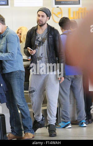 David Garrett Rauchen einer Zigarette außerhalb am Flughafen Tegel vor dem Fang eines Fluges nach Frankfurt/Main mit: David Garrett Where: Berlin, Deutschland bei: 26. Juni 2015 Stockfoto