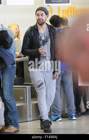 David Garrett Rauchen einer Zigarette außerhalb am Flughafen Tegel vor dem Fang eines Fluges nach Frankfurt/Main mit: David Garrett Where: Berlin, Deutschland bei: 26. Juni 2015 Stockfoto