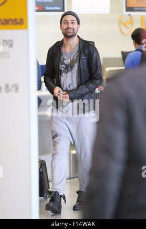 David Garrett Rauchen einer Zigarette außerhalb am Flughafen Tegel vor dem Fang eines Fluges nach Frankfurt/Main mit: David Garrett Where: Berlin, Deutschland bei: 26. Juni 2015 Stockfoto