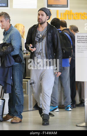 David Garrett Rauchen einer Zigarette außerhalb am Flughafen Tegel vor dem Fang eines Fluges nach Frankfurt/Main mit: David Garrett Where: Berlin, Deutschland bei: 26. Juni 2015 Stockfoto