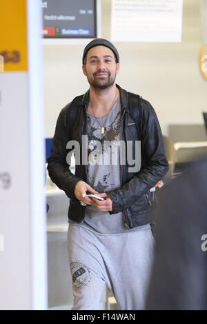 David Garrett Rauchen einer Zigarette außerhalb am Flughafen Tegel vor dem Fang eines Fluges nach Frankfurt/Main mit: David Garrett Where: Berlin, Deutschland bei: 26. Juni 2015 Stockfoto