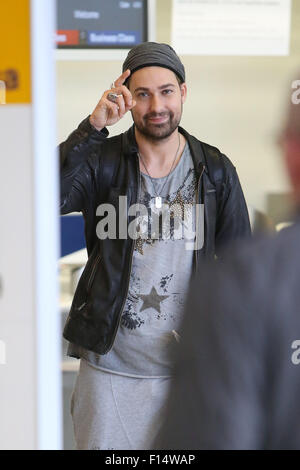 David Garrett Rauchen einer Zigarette außerhalb am Flughafen Tegel vor dem Fang eines Fluges nach Frankfurt/Main mit: David Garrett Where: Berlin, Deutschland bei: 26. Juni 2015 Stockfoto