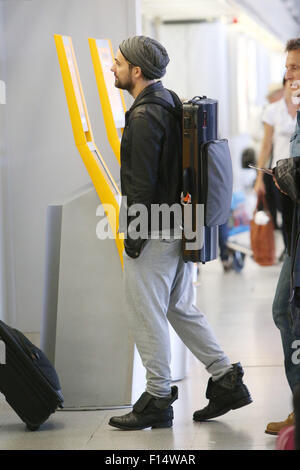 David Garrett Rauchen einer Zigarette außerhalb am Flughafen Tegel vor dem Fang eines Fluges nach Frankfurt/Main mit: David Garrett Where: Berlin, Deutschland bei: 26. Juni 2015 Stockfoto