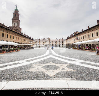 Piazza Ducale nach dem Sturm. Vigevano, Lombardia. Italien Stockfoto