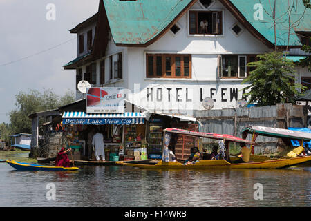 Indien, Jammu & Kaschmir, Srinagar, Dal Lake Hotel Leeward mit Anbindung an VS Naipaul, jetzt Polizei Post Stockfoto