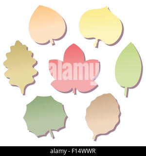 Geformte Notizblöcke in sieben verschiedenen Farben des Herbstes zu verlassen. Abbildung auf weißem Hintergrund. Stockfoto