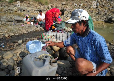 West-Java, Indonesien. 27. August 2015. Anwohner sammeln Wasser in Bekasi, West Java Provinz, Indonesien, 27. August 2015. Die indonesische Regierung am Dienstag startete der Schaffung von künstlichen Regen zu verwässern einige Bereiche, die von Dürre, als Folge der El Nino, offizielle sagte hier gelitten haben. © Zulkarnain/Xinhua/Alamy Live-Nachrichten Stockfoto