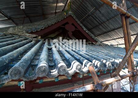 Taiyuan. 23. August 2015. Foto aufgenommen am 23. August 2015 zeigt das Dach des Palazzo Amitabha Dayun Tempel, Pingshun Grafschaft, Nord-China Shanxi Provinz. Die Dayun-Tempel wurde ursprünglich im dritten Jahr der Tianfu, später Jin-Dynastie (AD 938) gebaut. Es ist eines der fünf verbleibenden Holzkonstruktion-Gebäude von der Periode der fünf Dynastien in China. Für die Reparatur und Restaurierung des Tempels seit April dieses Jahres wurden mehr als 2 Millionen RMB investiert. © Fan Minda/Xinhua/Alamy Live-Nachrichten Stockfoto