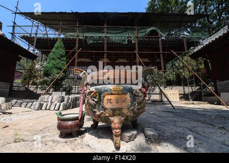 Taiyuan. 23. August 2015. Foto aufgenommen am 23. August 2015 zeigt die Innenansicht des Palazzo Amitabha Dayun Tempel, Pingshun Grafschaft, Nord-China Shanxi Provinz. Die Dayun-Tempel wurde ursprünglich im dritten Jahr der Tianfu, später Jin-Dynastie (AD 938) gebaut. Es ist eines der fünf verbleibenden Holzkonstruktion-Gebäude von der Periode der fünf Dynastien in China. Für die Reparatur und Restaurierung des Tempels seit April dieses Jahres wurden mehr als 2 Millionen RMB investiert. © Fan Minda/Xinhua/Alamy Live-Nachrichten Stockfoto